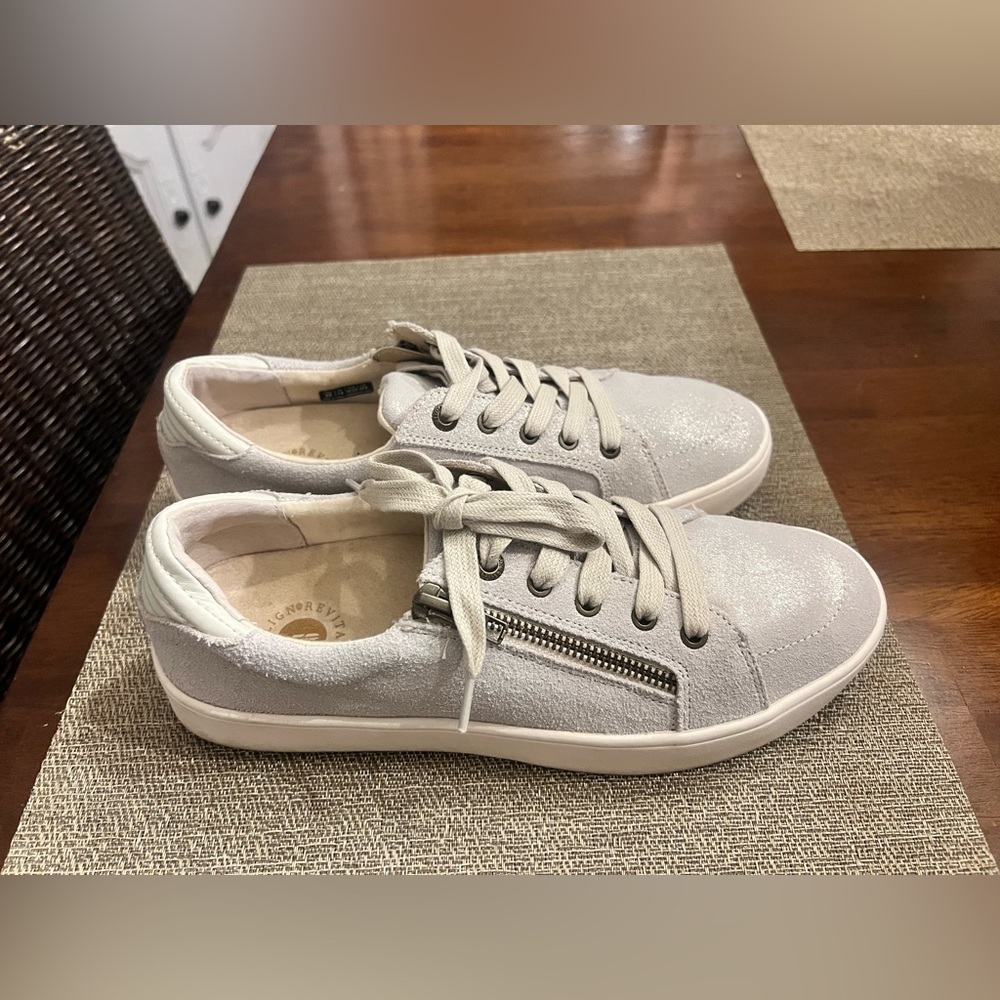 Spenco Women’s Santa Catalina sneaker in light grey shimmer